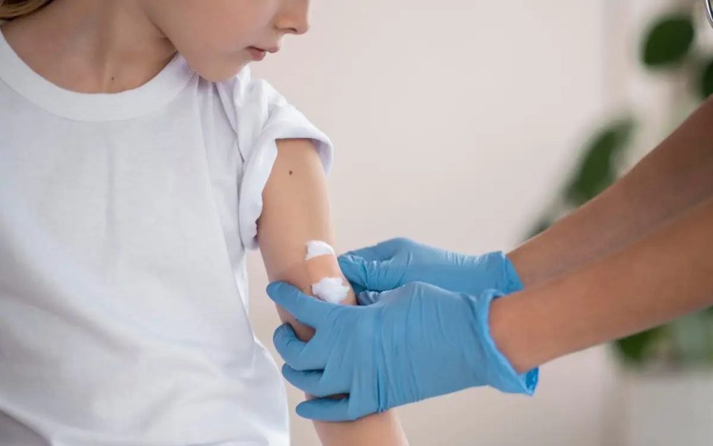 Важное решение для здоровья дочерей: вакцинация против ВПЧ-инфекции